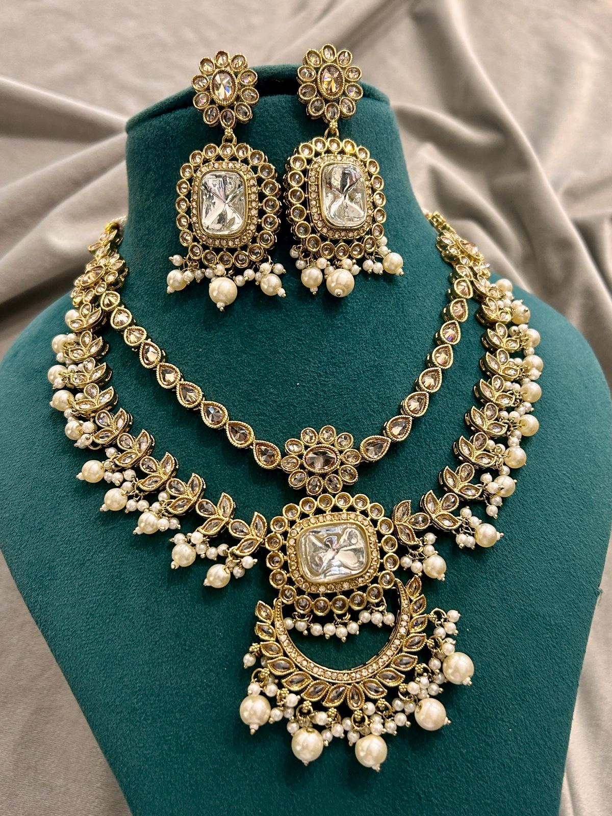 Antique Gold Kundan Necklace Set with Pearls & Earrings